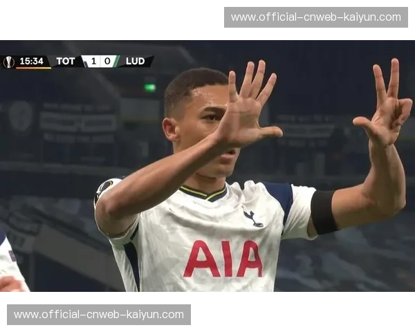 维尼修斯破荒后亲吻队徽,表达对皇马忠诚 维尼修斯破荒后亲吻队徽,表达对皇马忠诚